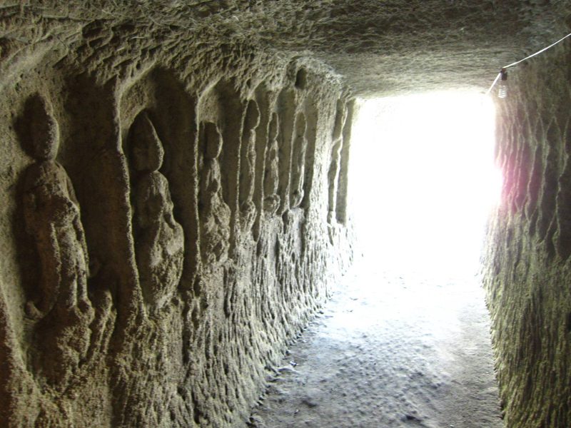 撮影：茂木健一　 「岩谷堂磨崖仏」 薄暗いトンネルの両側の壁に彫られている磨崖仏。 　撮影場所：富津市数馬